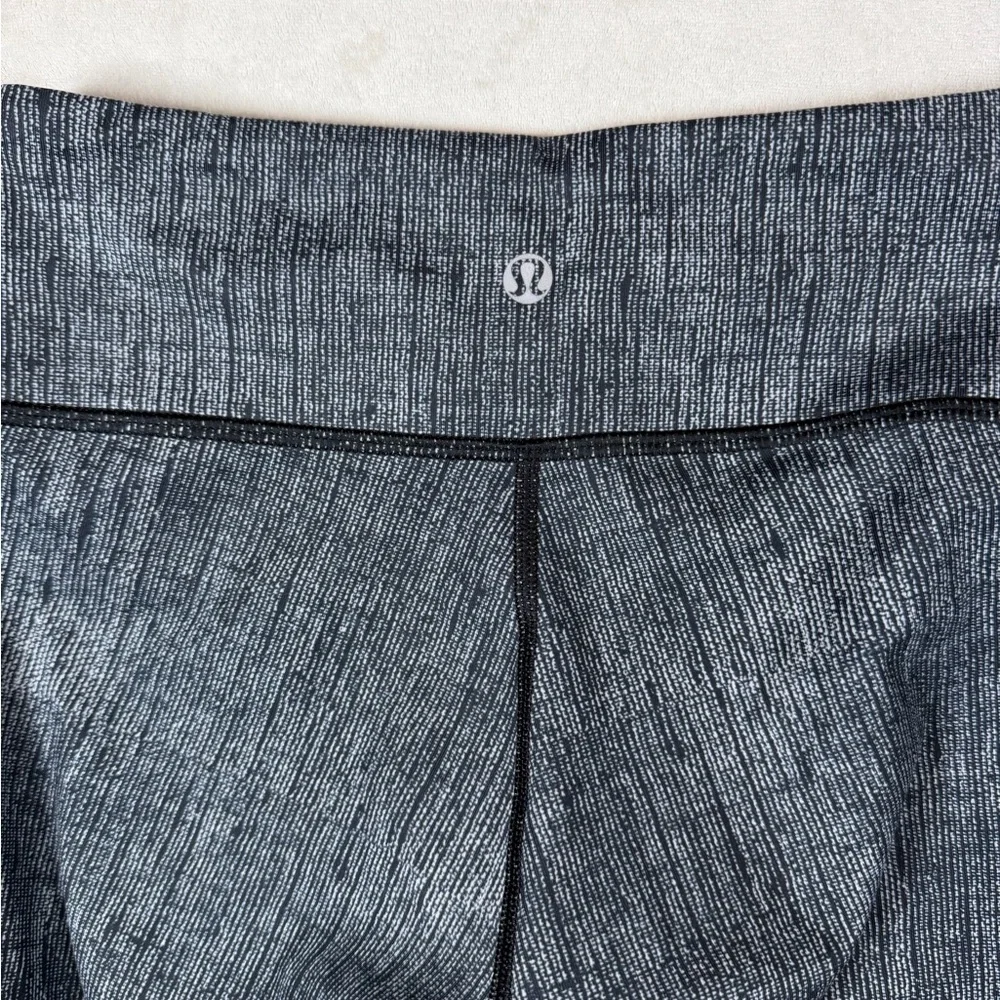 Lululemon Athletica Size 4 Black and Gray Crosshatch Align Cropped Leggings